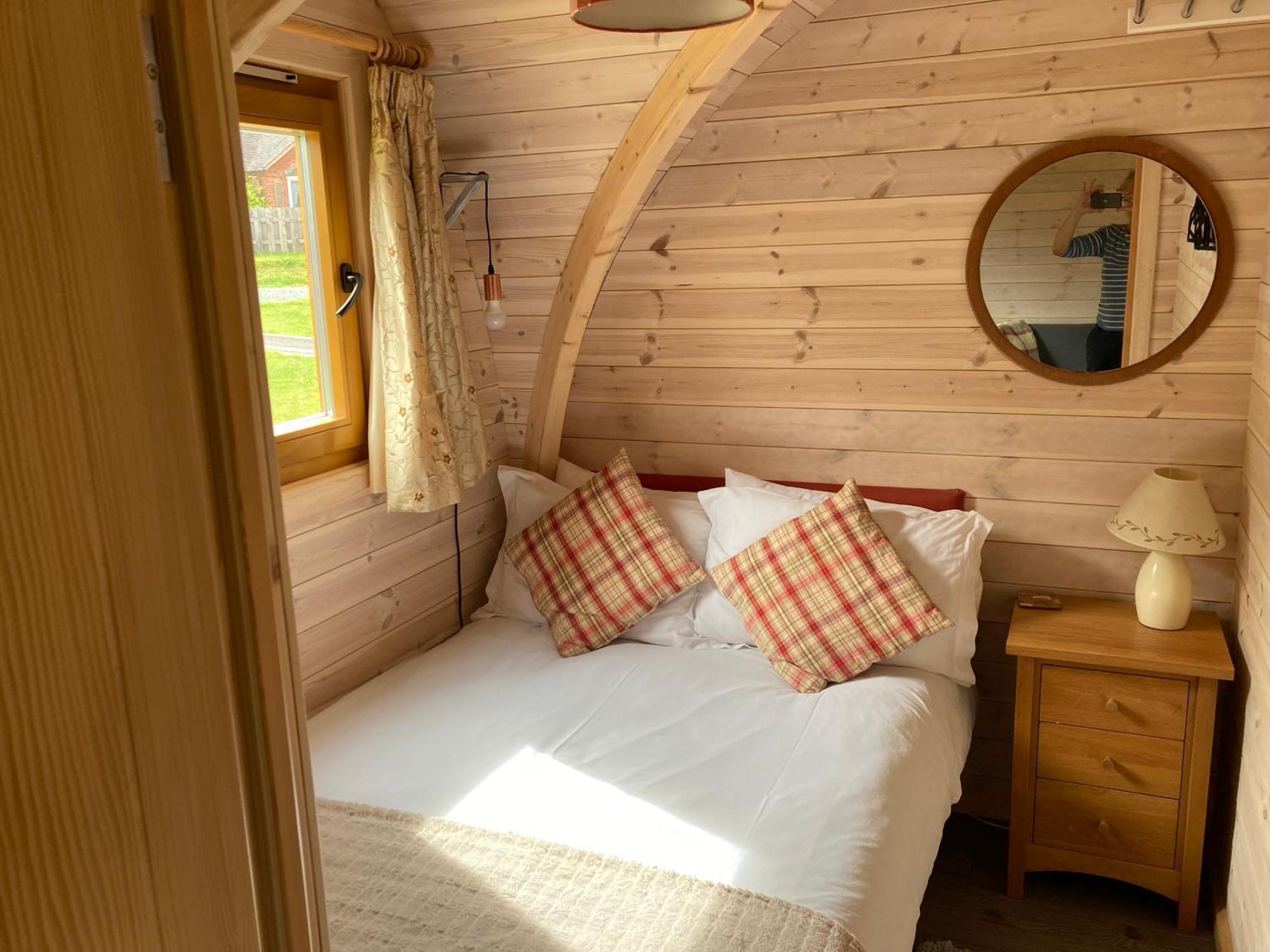 Rabbit Glamping Pod School House Farm Hotel Leighton  Bagian luar foto