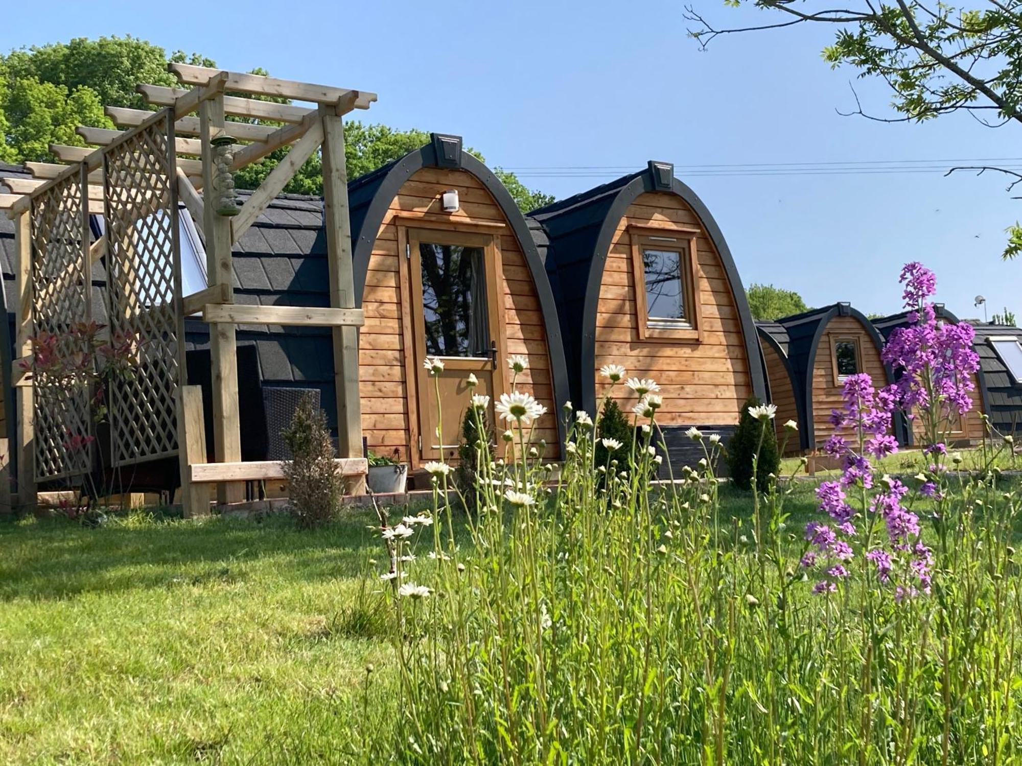 Rabbit Glamping Pod School House Farm Hotel Leighton  Bagian luar foto